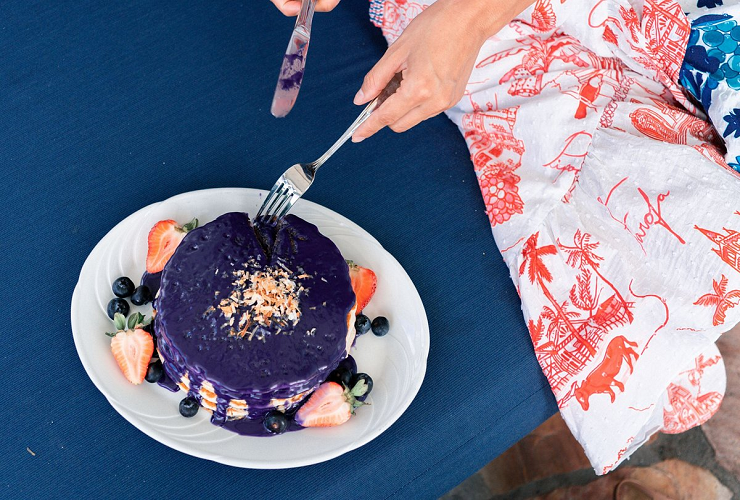 プールサイドで食事