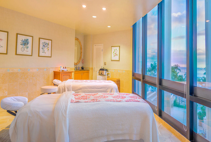 ハワイ伝統の技法を用いた「ナ ホオラ スパ」