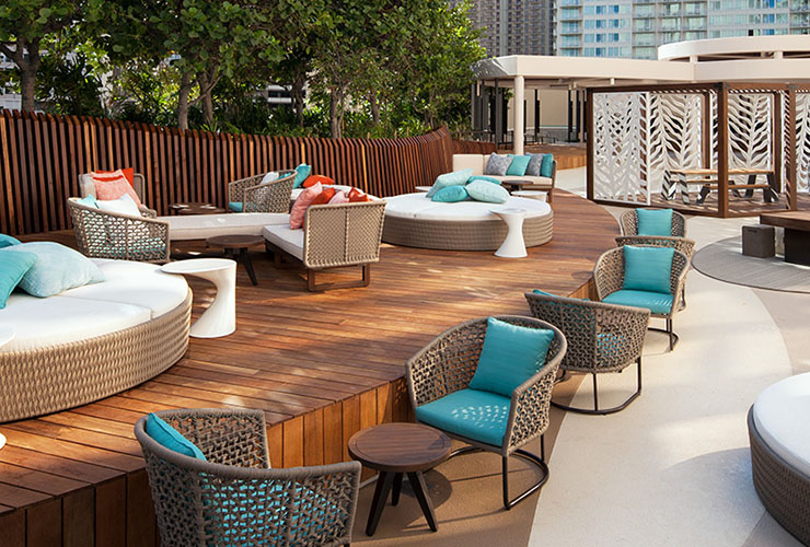 プールサイドにてライブミュージックをお届けします