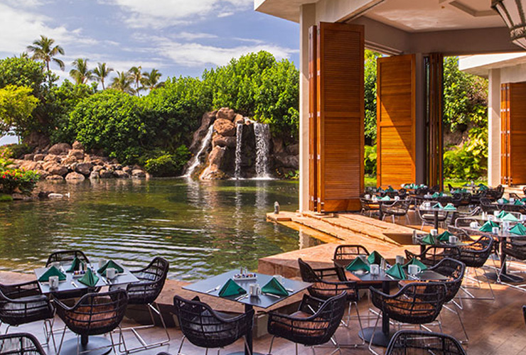 オープンエアーのレストランで清々しいお食事を