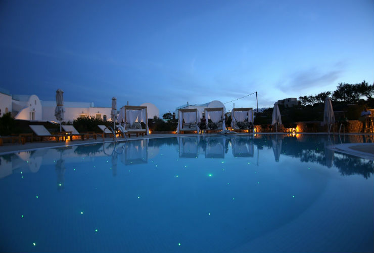 夜のホテルのプール。