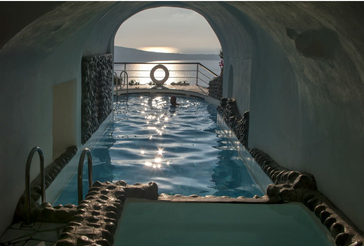 洞窟のつくりを生かした、こんなプールも。