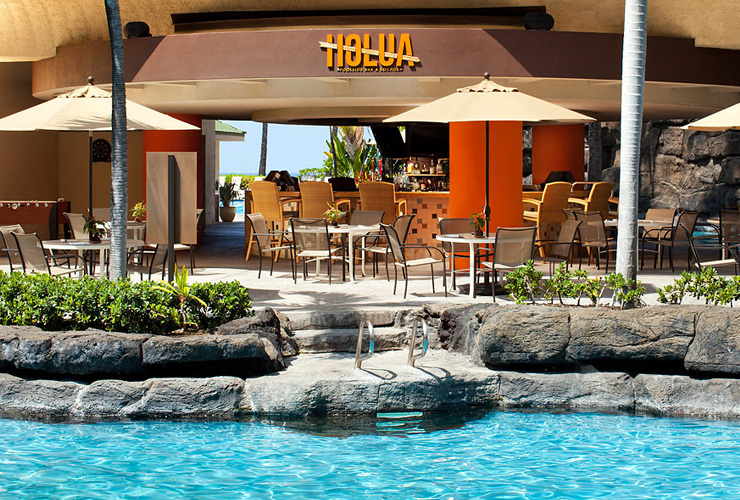 プールサイドでのカフェタイムも素敵な過ごし方