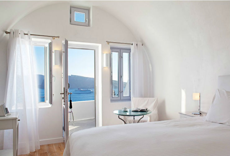 サントリーニの伝統的な洞窟を生かしたつくりの客室。