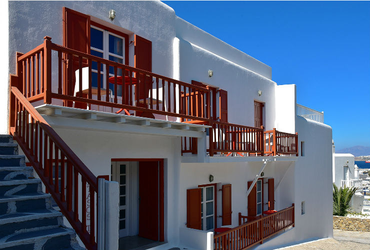 ミコノスの町に溶け込んだ白いホテル。