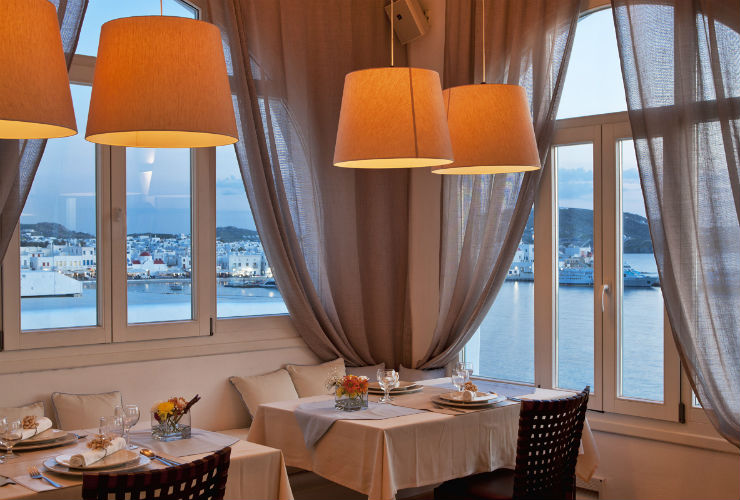 レストランからミコノスの町が見えます。