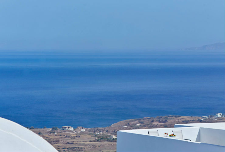 白いホテルの建物と青いエーゲ海はギリシャらしさ満点。