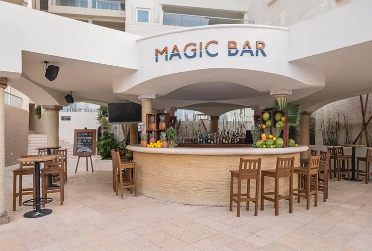インフィニティプールを楽しみながら、カクテルも楽しめる『Magic Bar（マジックバー）』
