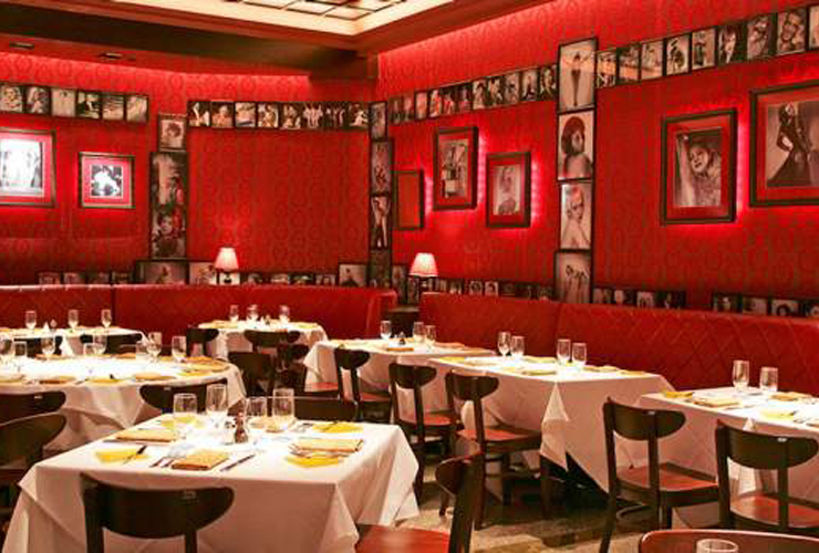 人気のステーキレストラン「ストリップ ステーキハウス」