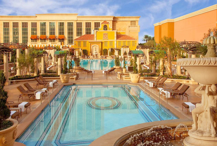 屋外プールもまるでヨーロッパのリゾートのよう