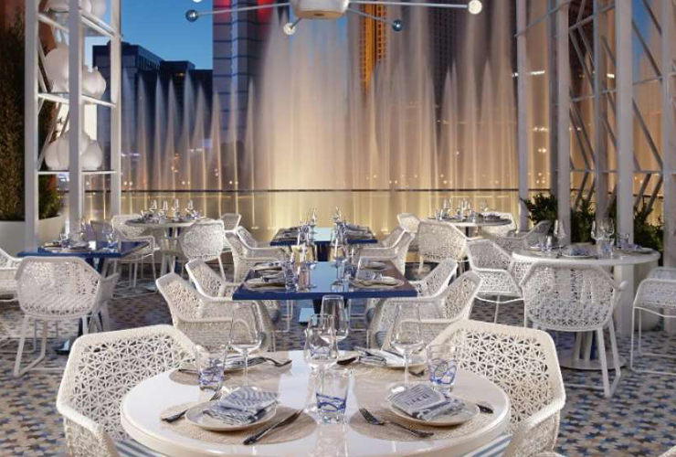 噴水ショーを眺めながら食事ができるレストランも多数