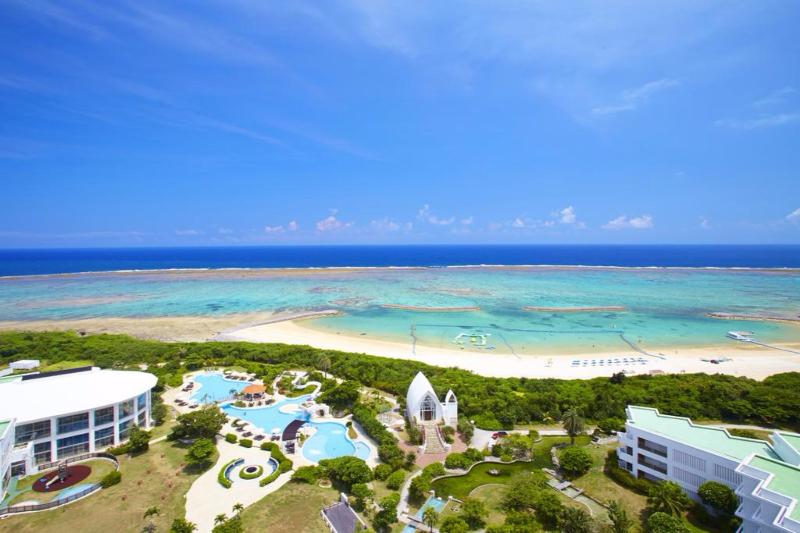 エメラルドグリーンのマエサトビーチを一望