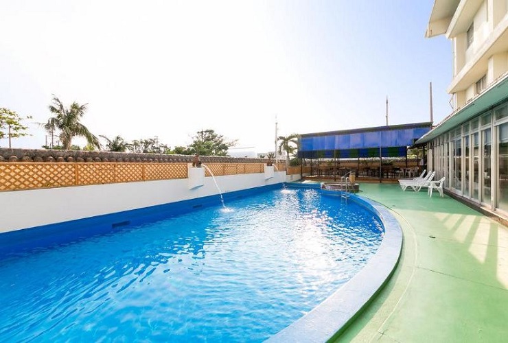 落ち着いた雰囲気のプールです