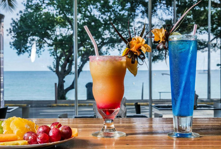 ビーチ前でのトロピカルドリンク