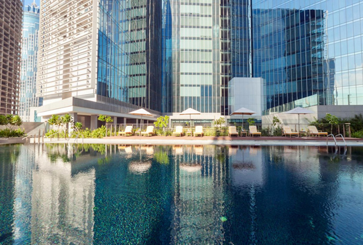 ビル群に囲まれた都会のオアシス屋外プール