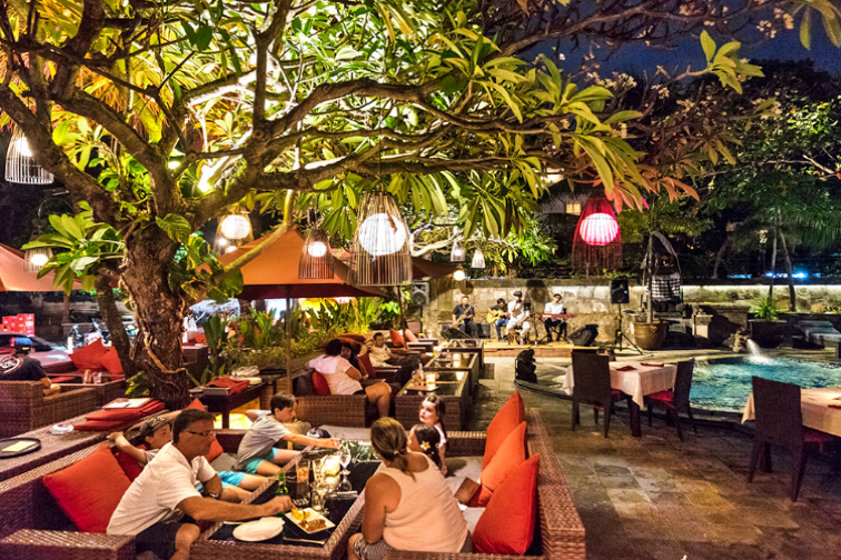 プールサイドは人気