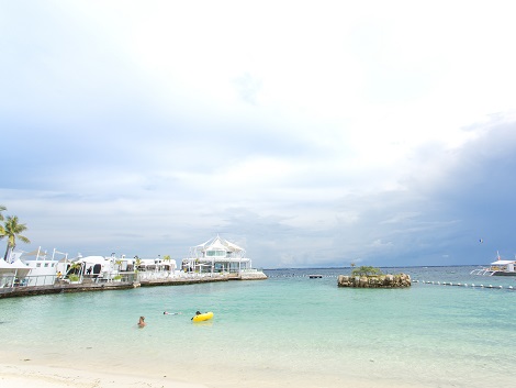 ビーチから臨むイビサビーチクラブ