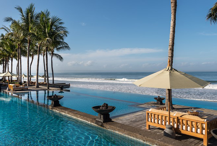 インフィニティプールとスミニャックのビーチ