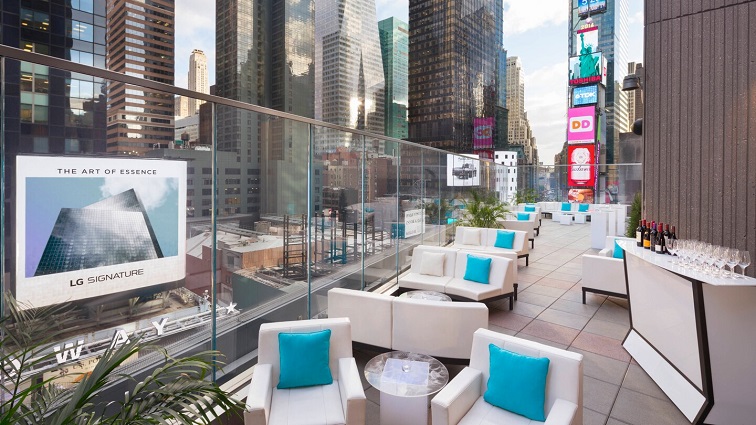 タイムズスクエアを見下ろす屋外パティオ（公式HPより）