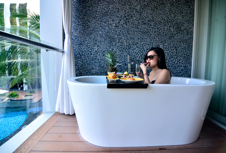 お部屋によりバルコニーにあるバスタブ