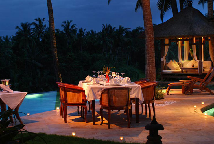 レストランのロマンティックな夜のライトアップ