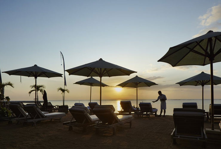 ビーチでのサンライズブレックファースト