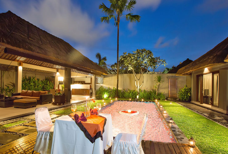 プライベートプールのハネムーンセットアップ