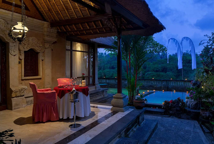 ヴィラでのロマンティックキャンドルディナー