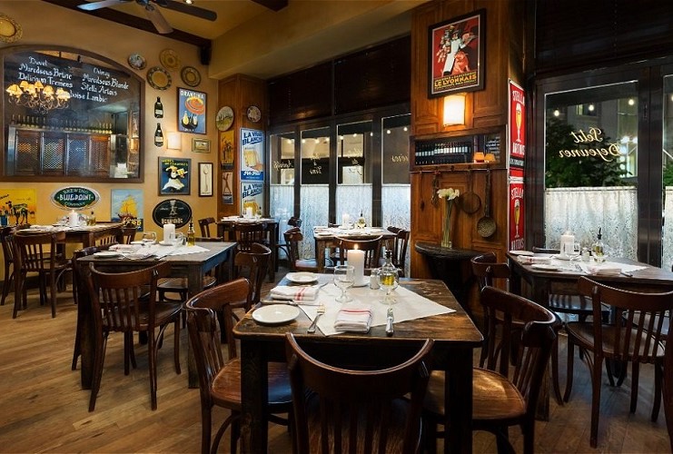 ルームサービスも利用可能なフレンチビストロ