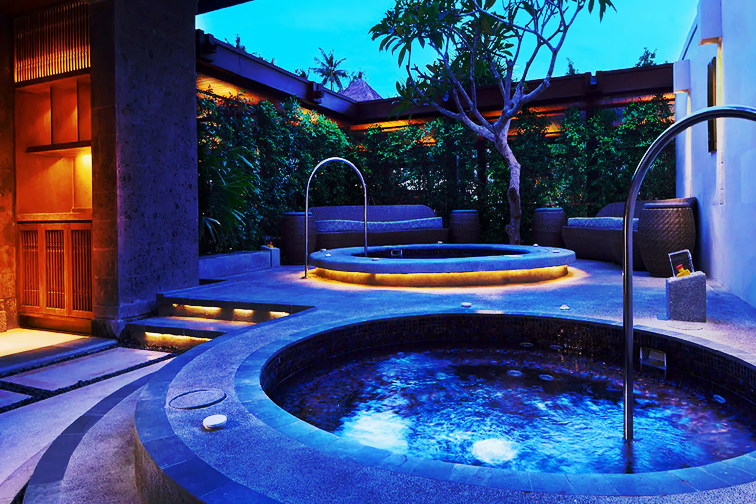 スパルーム内のジャグジー