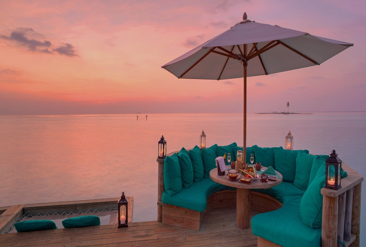 夕暮れの水上バー「Overwater Bar」