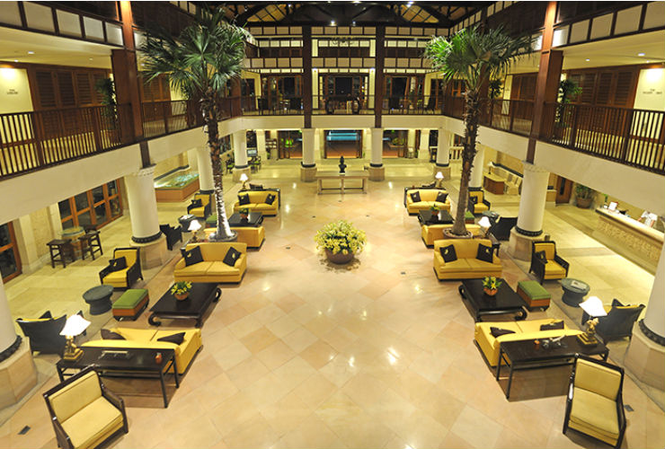 コロニアル調の重厚なロビー