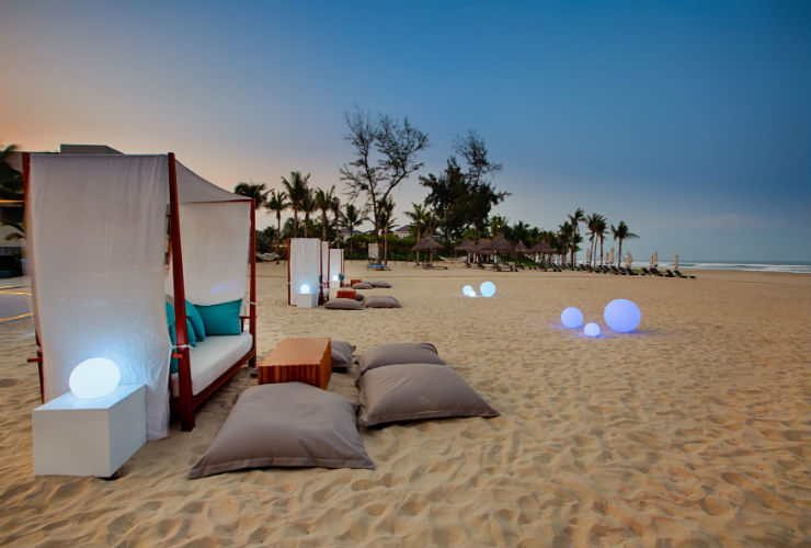 夕方のプライベートビーチもロマンチック