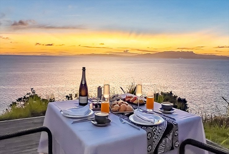 早朝のシャンパンピクニック朝食