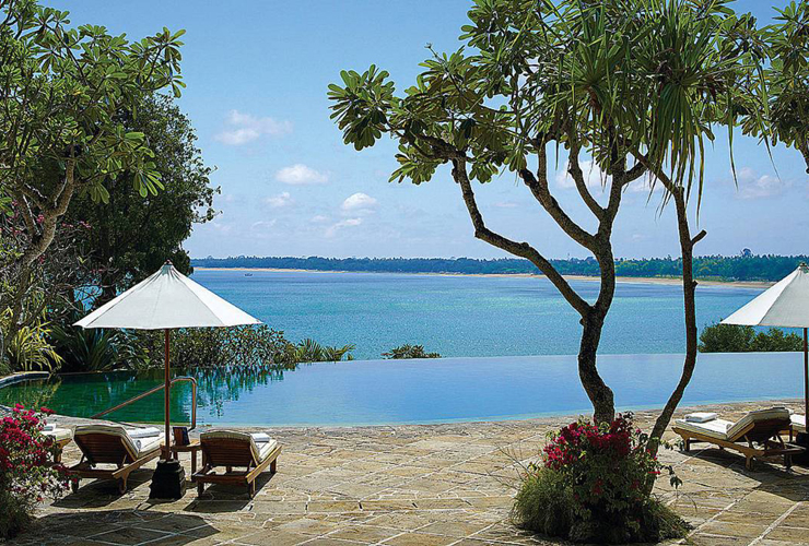 メインプールからも海の眺め