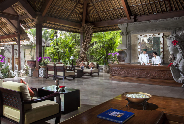 バリらしい雰囲気のロビー