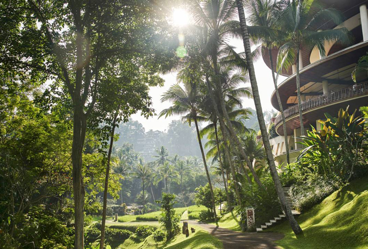 大自然の中に建つフォーシーズンズサヤン