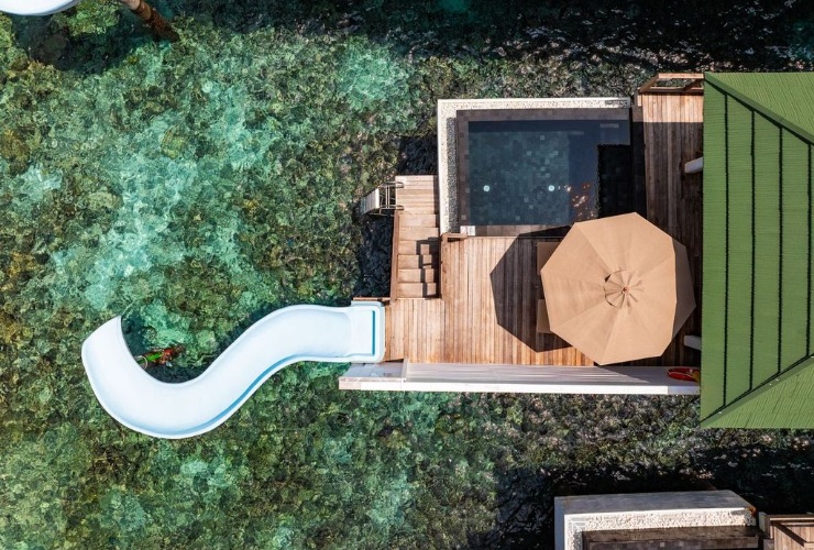 ウォータースライダー付きのラグーンヴィラ