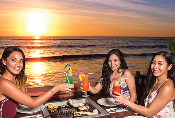 地元民にも人気の「セイルズBBQ」