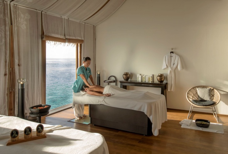 海を眺めながら施術を受けられる『コンスタンス・スパ』
