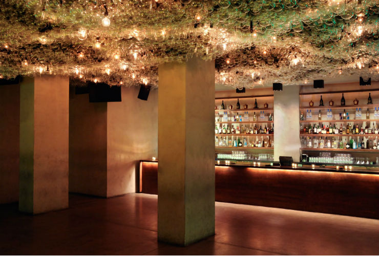 天井に沢山の電球があしらわれたオシャレなバー