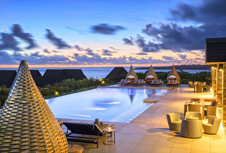 夕暮れ時のプールサイド