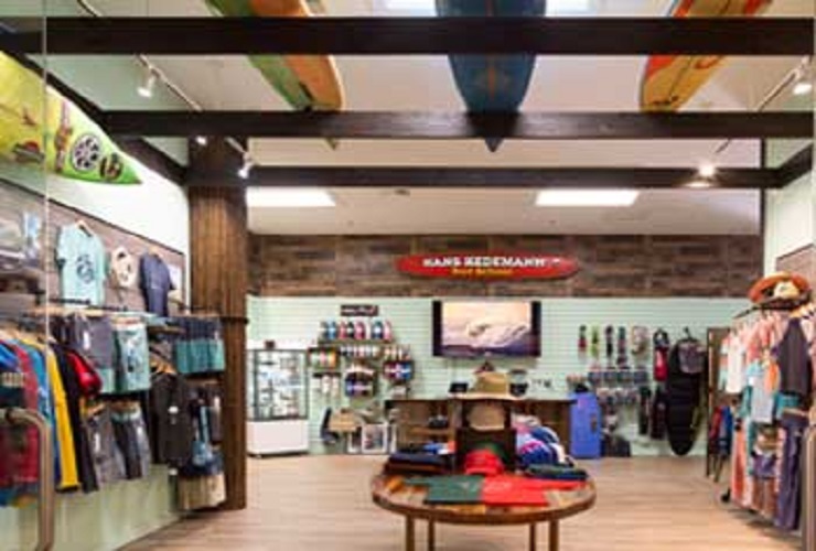 ギフトショップやアートギャラリーも