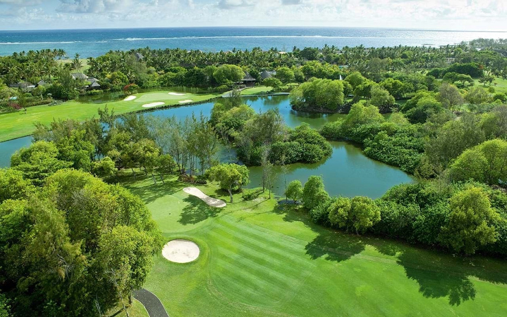 車で約5分の距離に、コンスタンス ベル マール プラージュの「レジェンド」および「リンクス」ゴルフコースがあり、プレーできます。