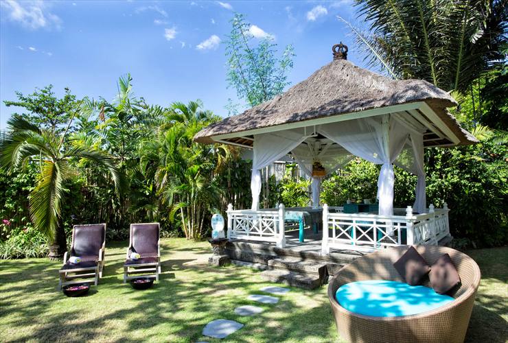 南風が心地よい屋外トリートメントルーム