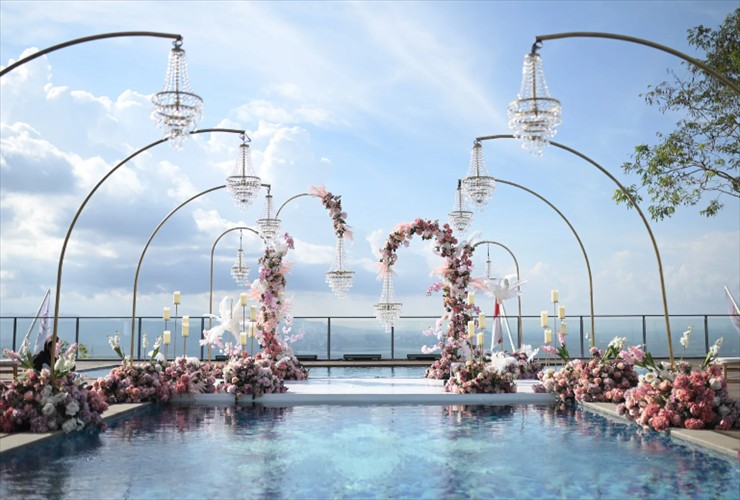 プールと一体になった開放的なダイニング