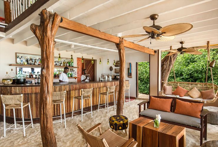 砂浜が床となり海辺と一体化したようなレストラン＆バー