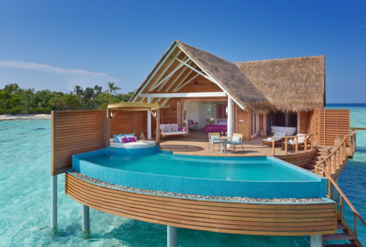 『プール付き水上ヴィラ』にはプール付き広々としたデッキを完備