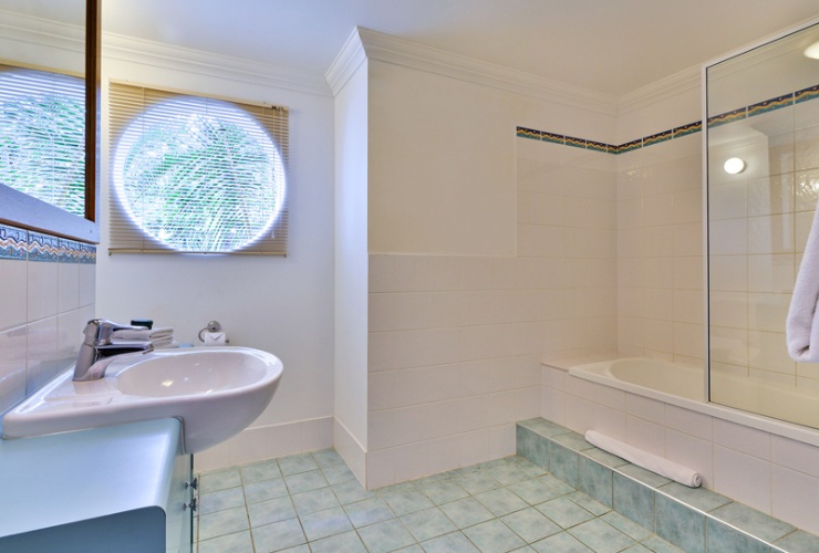 白を基調とした明るく清潔感のあるバスルーム