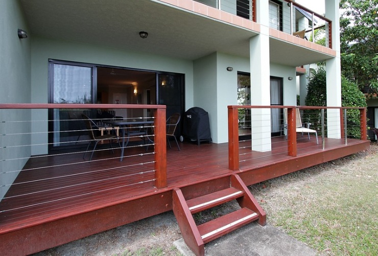 芝生エリアにつながる屋根付きバルコニー